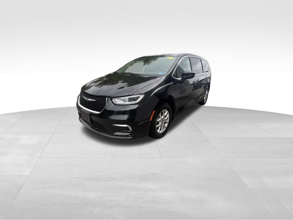 Used 2023 Chrysler Pacifica Touring-L FWD image 2