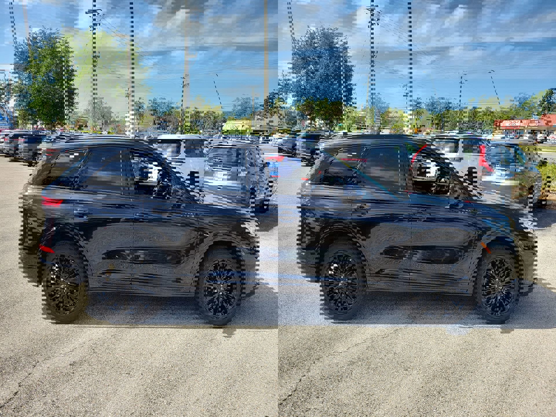 Used 2023 Lincoln Corsair Reserve w/ Jet Appearance Package FWD image 5