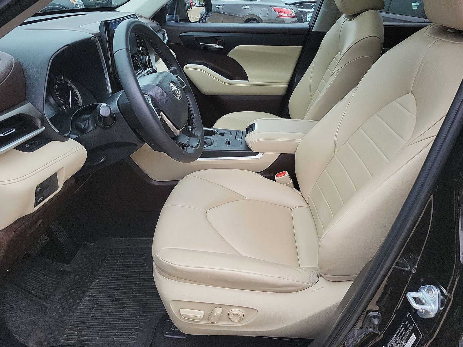 Used 2022 Toyota Highlander XLE FWD image 20