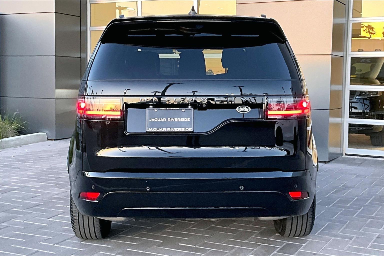 Used 2023 Land Rover Discovery S R-Dynamic image 4