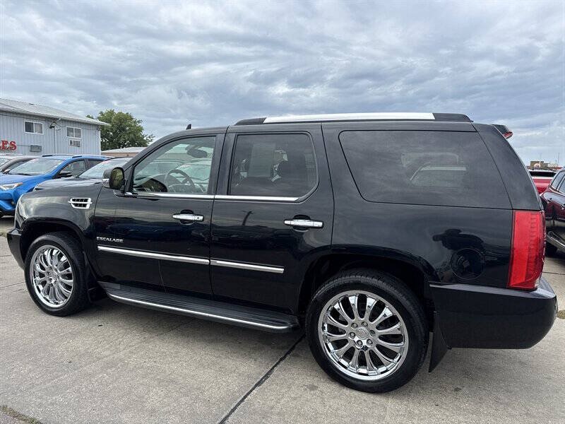 Used 2011 Cadillac Escalade AWD w/ Touring Package image 4