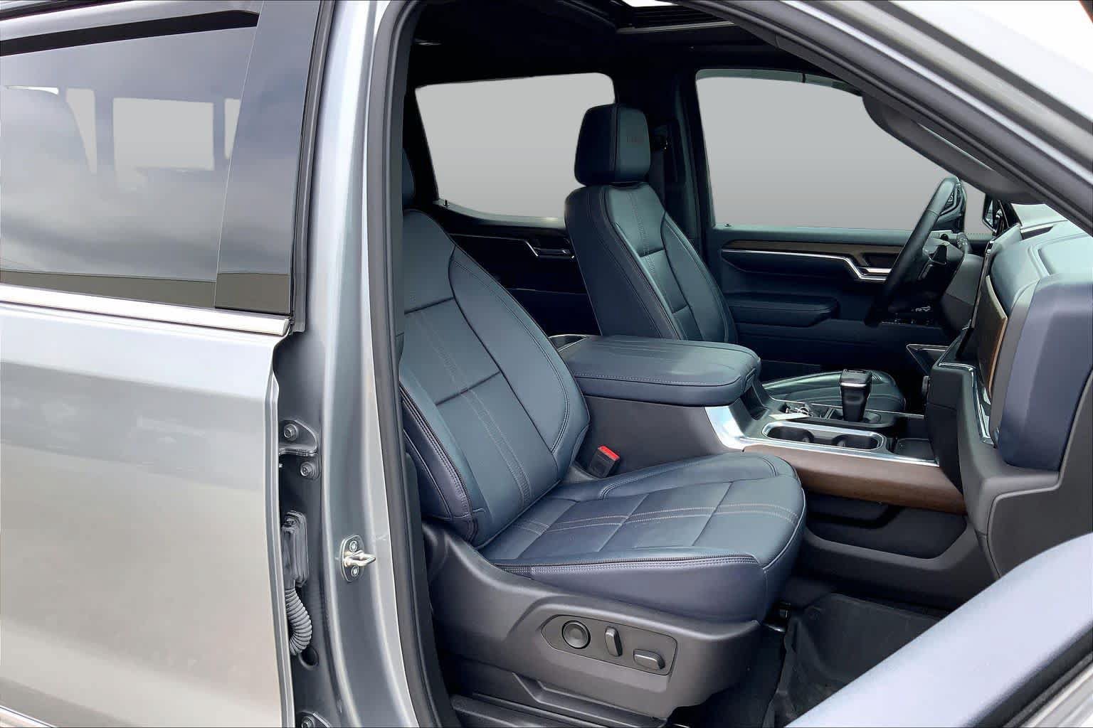 Used 2023 Chevrolet Silverado 1500 High Country w/ High Country Premium Package AWD/4WD image 9