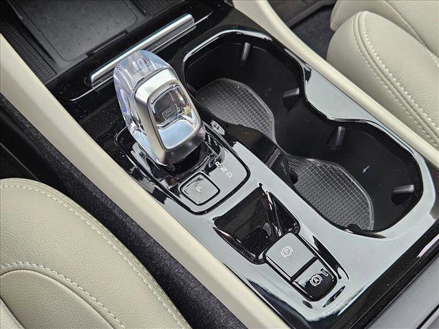 Used 2024 Volvo XC40 B5 Ultimate w/ Protection Package Premier image 12