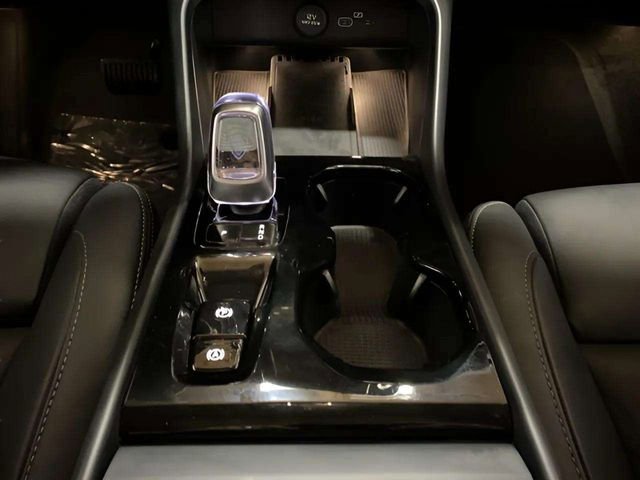 Used 2025 Volvo XC40 B5 Plus image 52