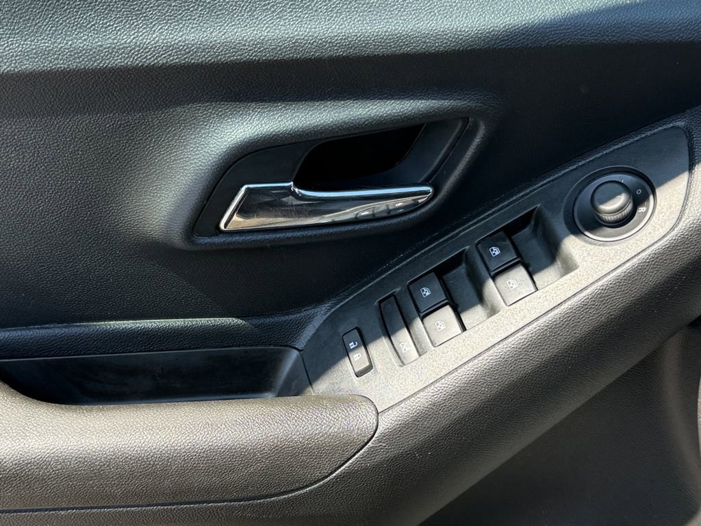 Used 2019 Chevrolet Trax LS w/ LPO, Protection Package FWD image 10