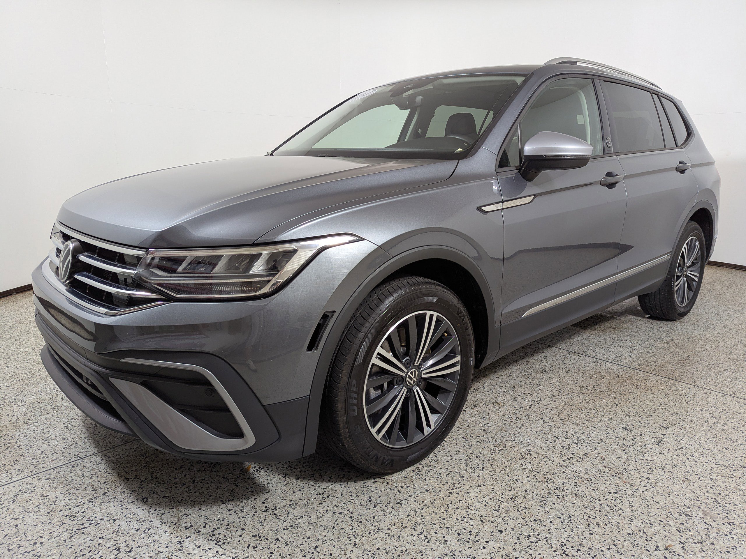 Used 2024 Volkswagen Tiguan Wolfsburg Edition FWD image 3