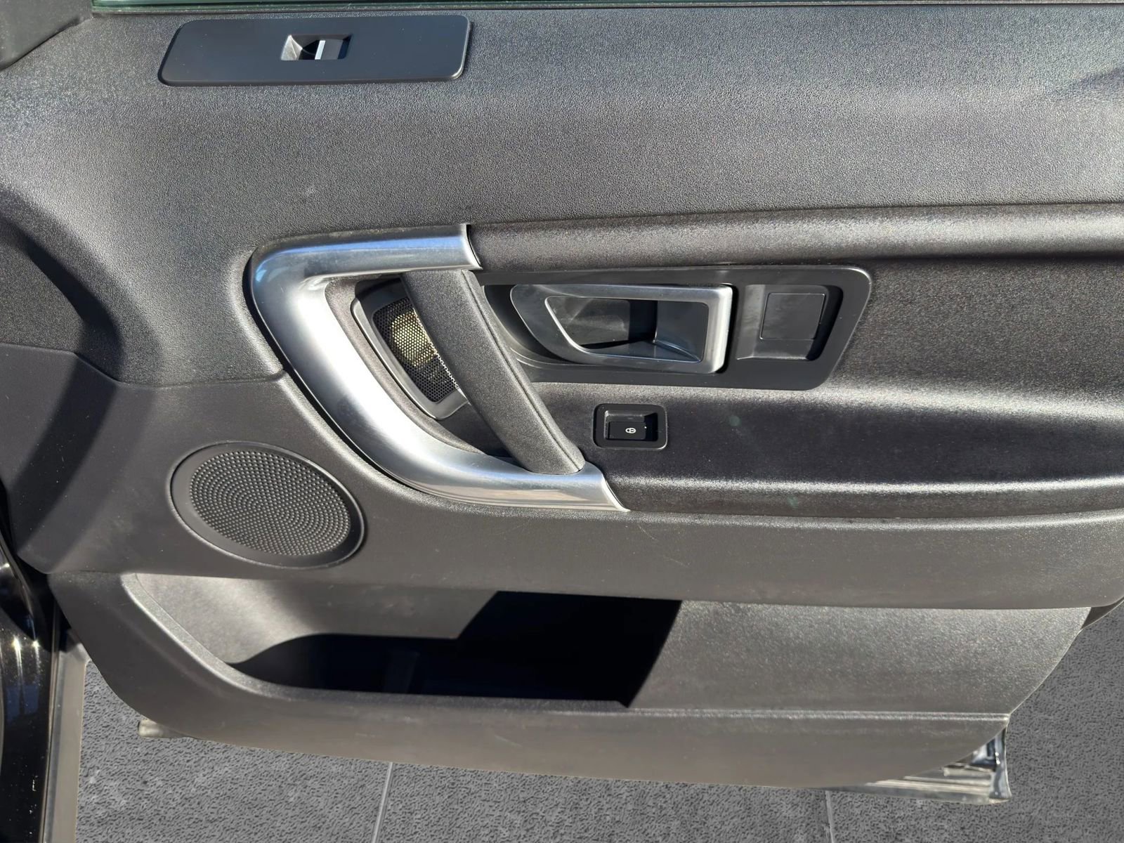 Used 2016 Land Rover Discovery Sport SE image 25