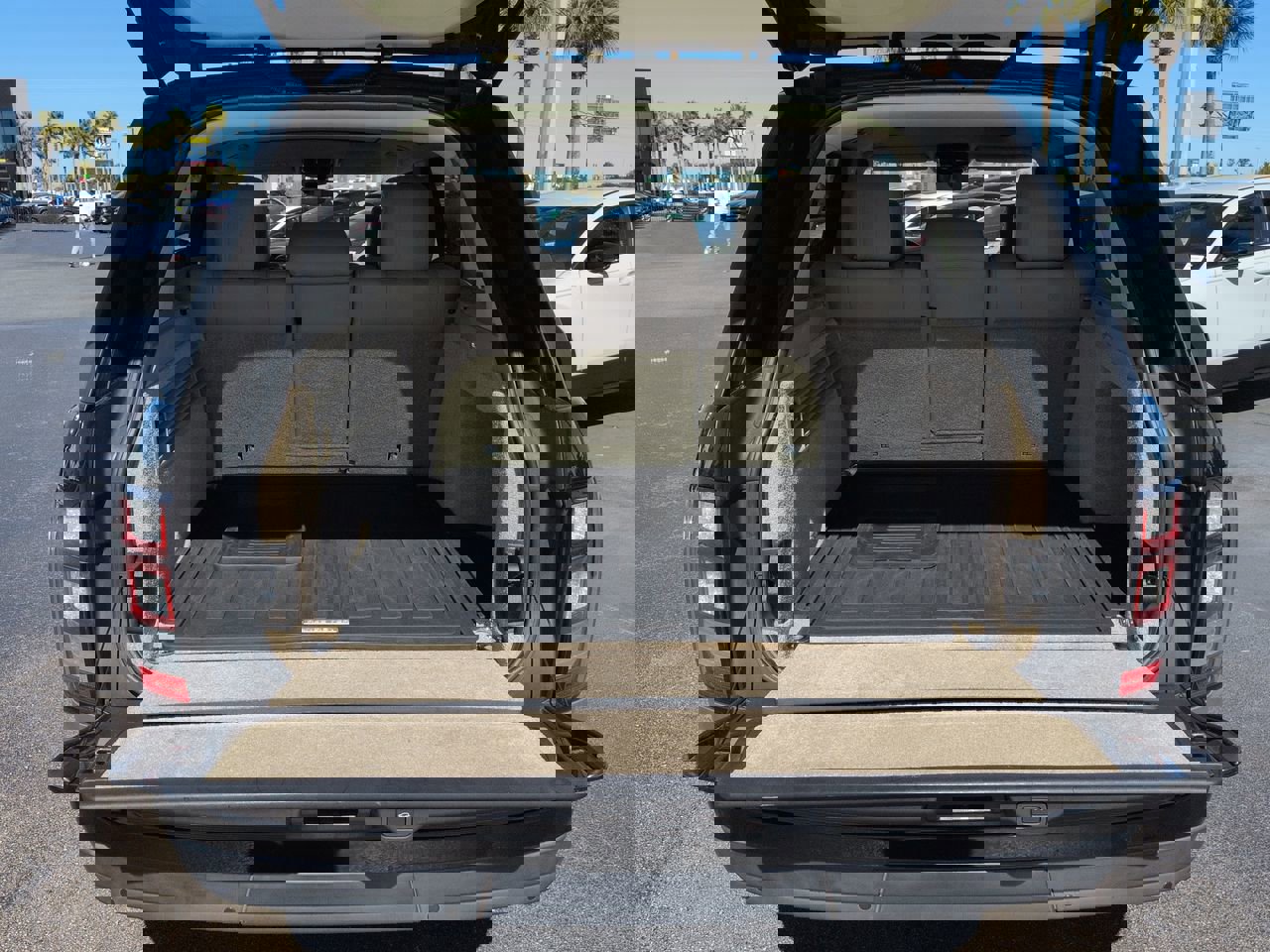 Used 2017 Land Rover Range Rover HSE image 12