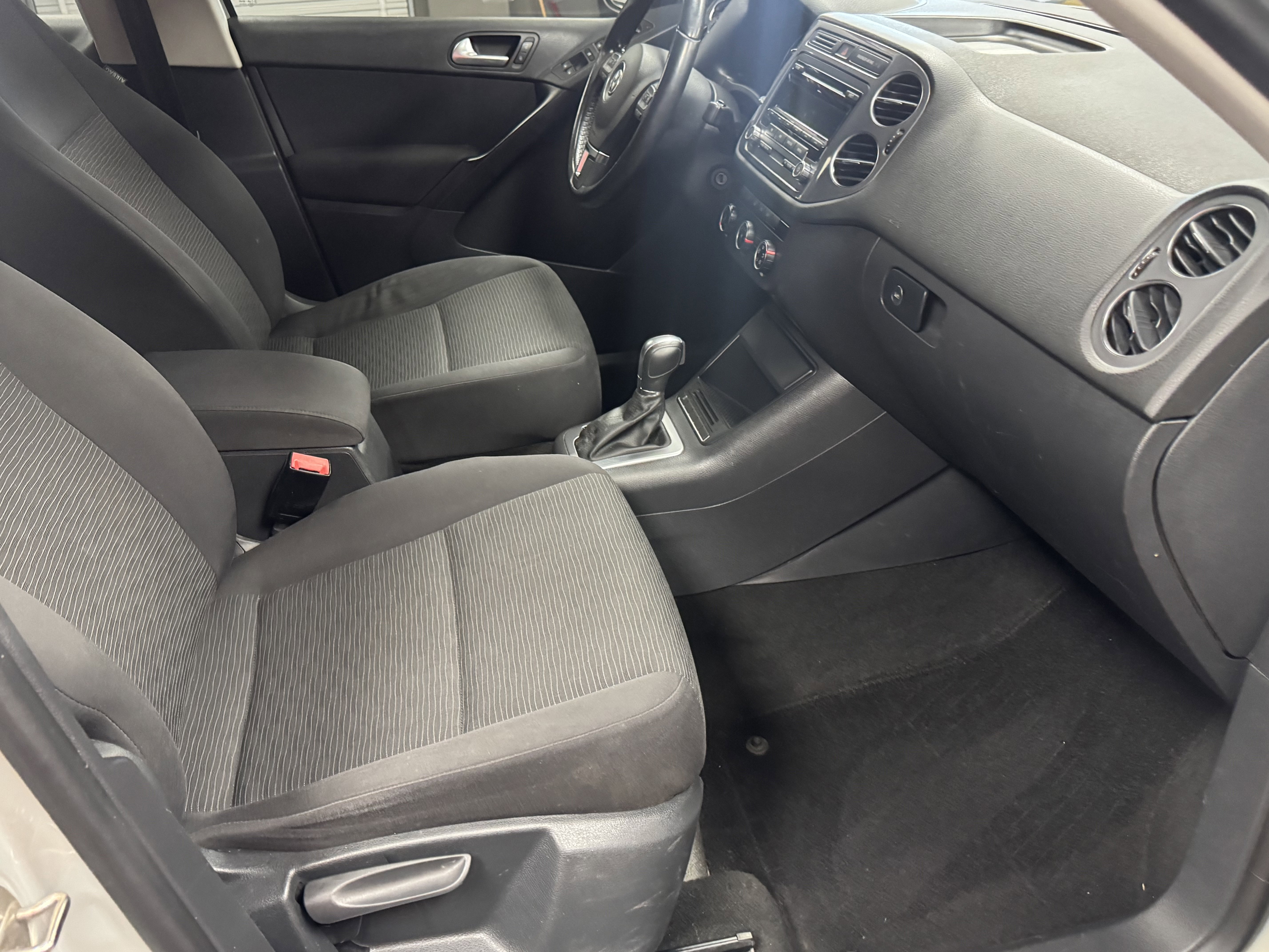 Used 2014 Volkswagen Tiguan S image 11