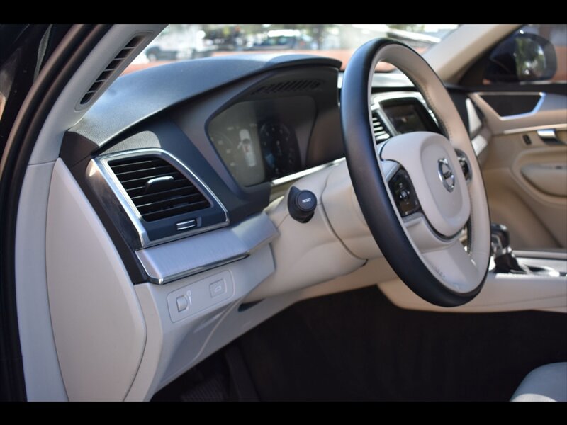 Used 2021 Volvo XC90 T5 Momentum AWD/4WD image 15
