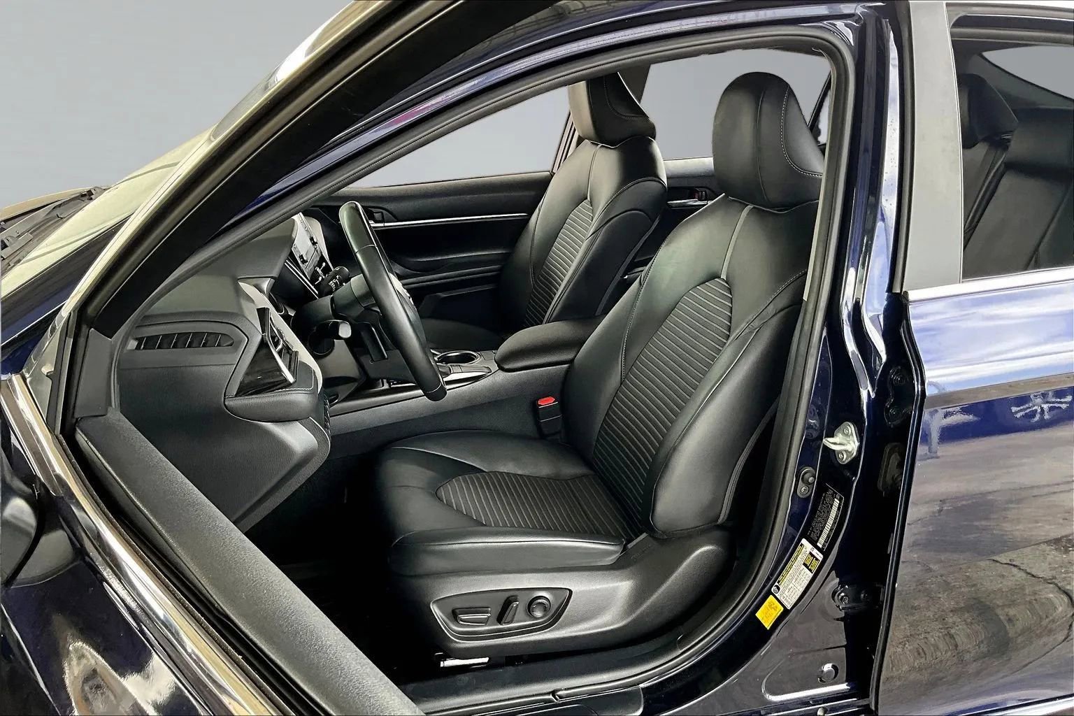 Used 2022 Toyota Camry SE w/ Cold Weather Package FWD image 18