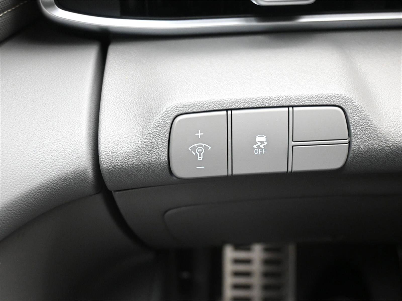 Certified 2025 Hyundai Elantra Sport image 19
