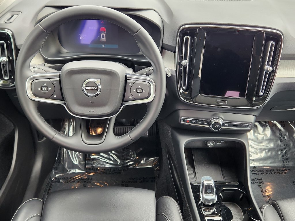 Used 2025 Volvo XC40 B5 Plus AWD/4WD image 3