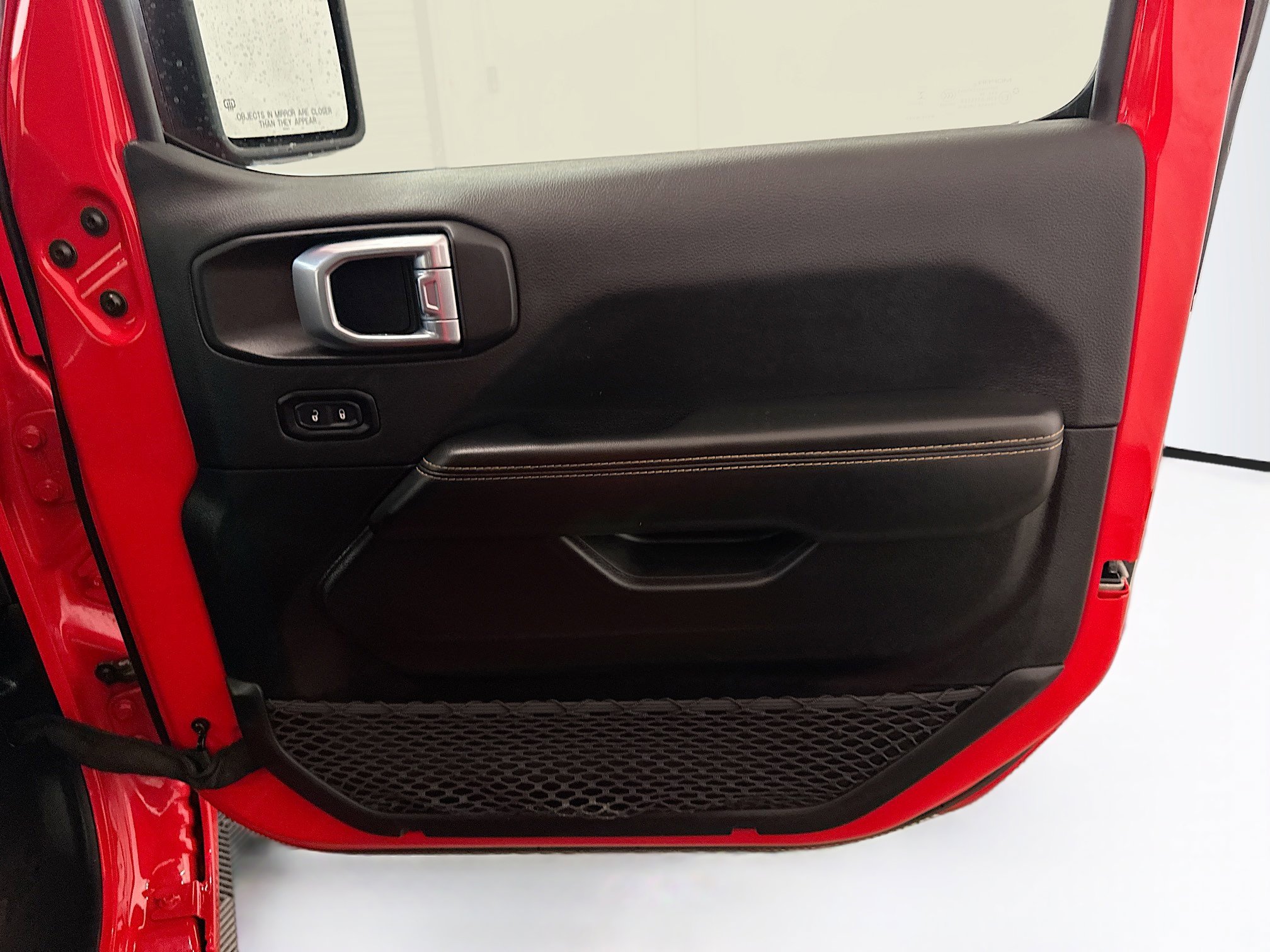 Used 2025 Jeep Wrangler Sahara image 32