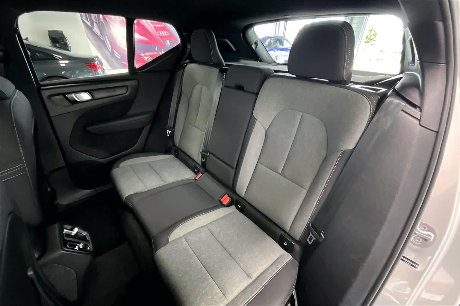 Used 2025 Volvo XC40 B5 Core AWD/4WD image 27