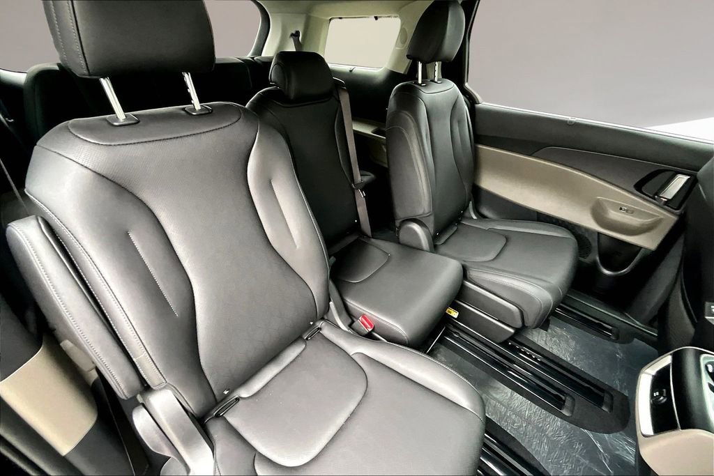New 2026 Kia Carnival EX FWD image 9