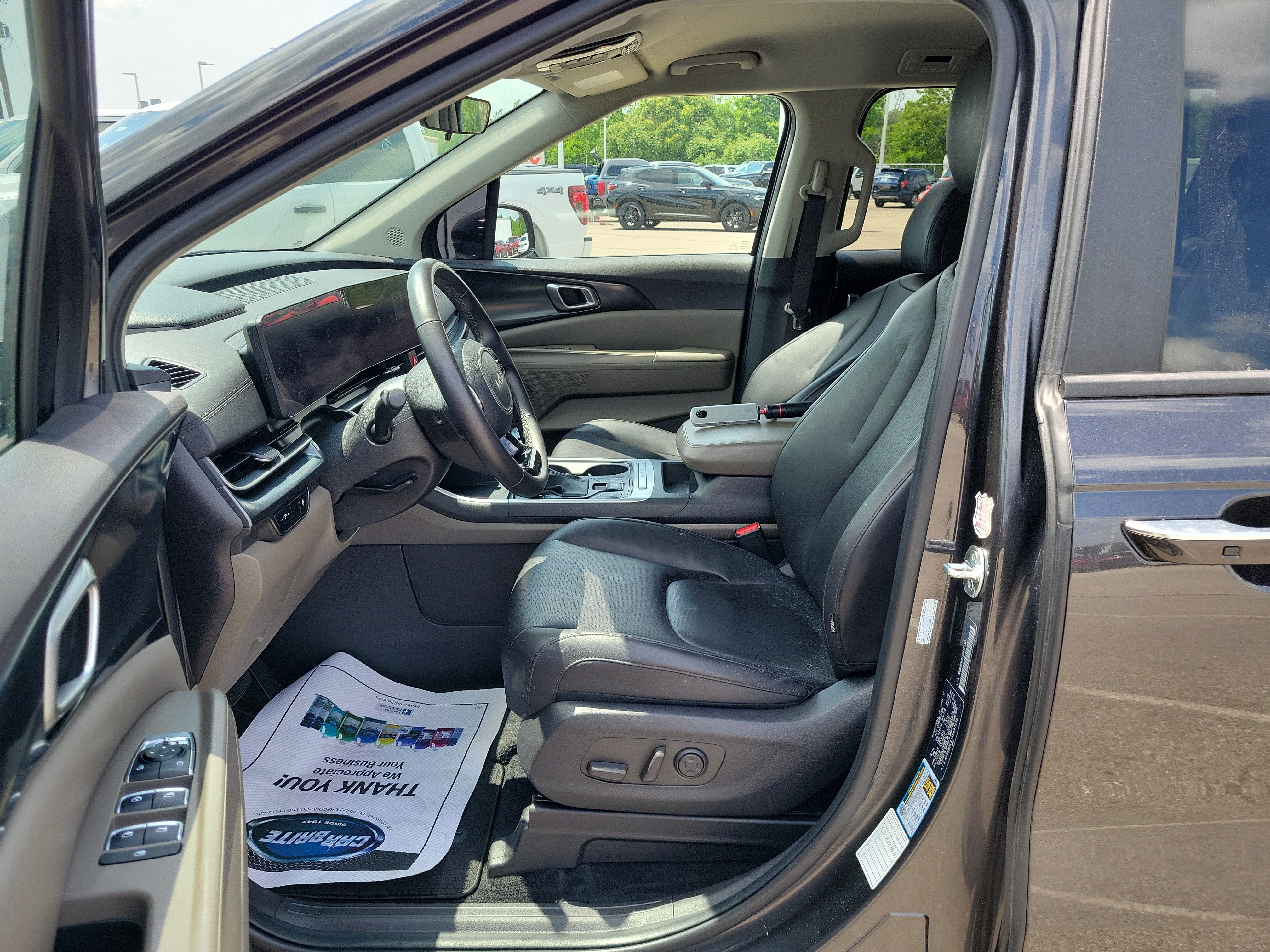 Used 2025 Kia Carnival FWD image 14