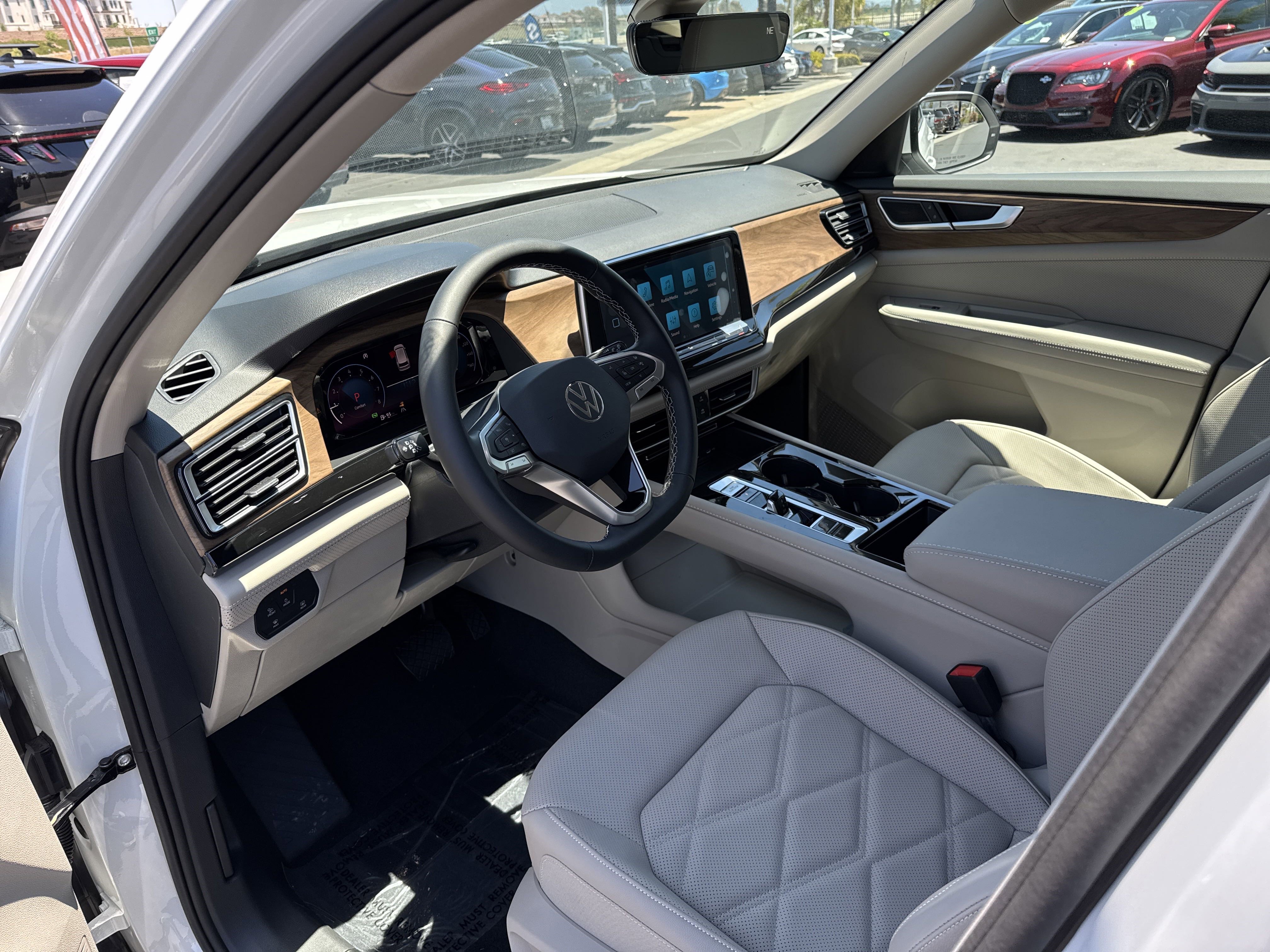 Used 2025 Volkswagen Atlas SE image 16