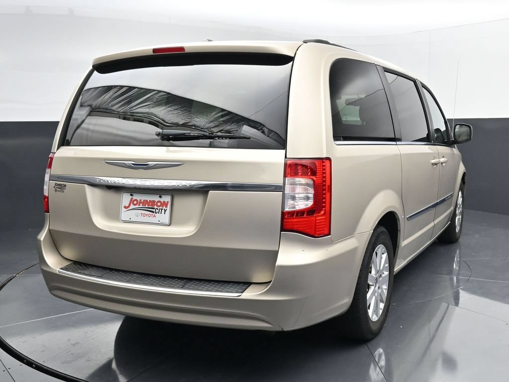 Used 2014 Chrysler Town & Country Touring FWD image 5