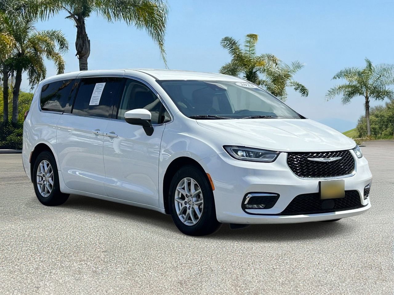 Used 2023 Chrysler Pacifica Touring-L image 6