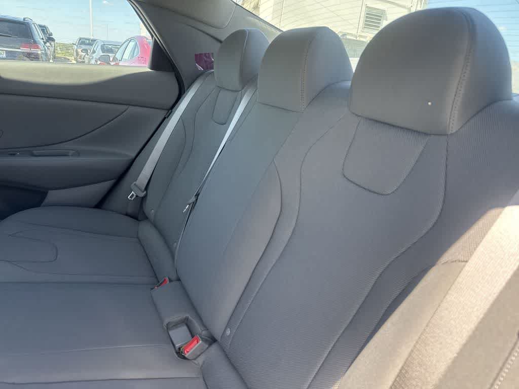 Used 2025 Hyundai Elantra SE FWD image 21