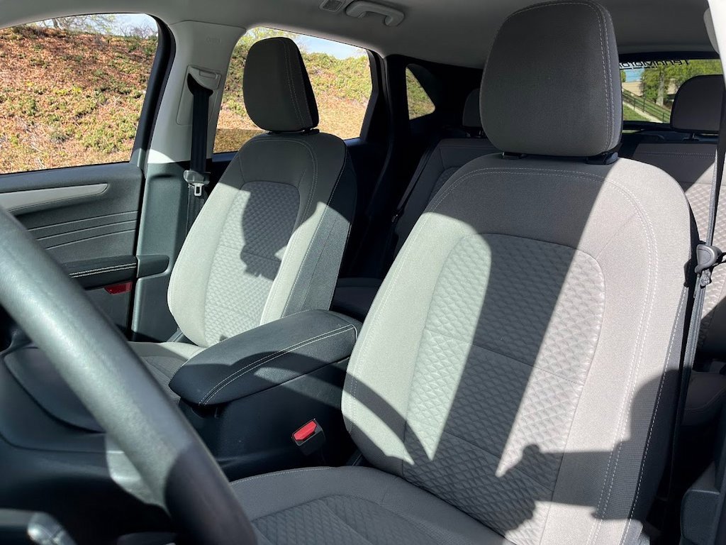 Used 2021 Ford Escape SE w/ SE Sport Appearance Package image 8