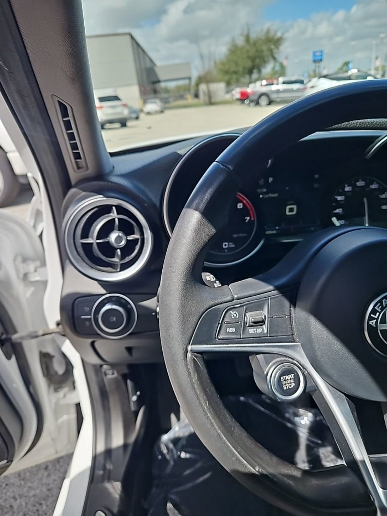 Used 2018 Alfa Romeo Giulia image 13