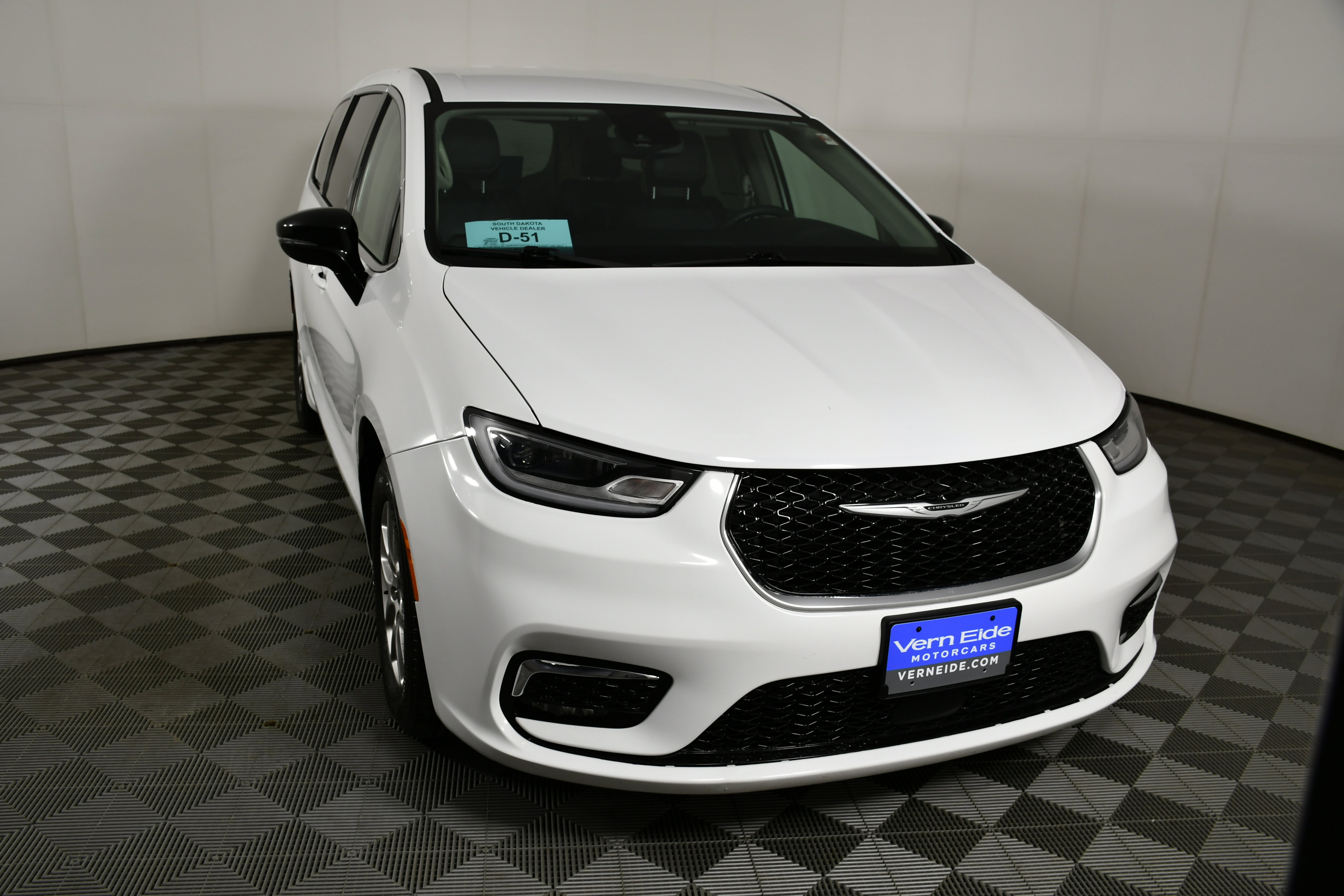 Used 2024 Chrysler Pacifica Touring-L image 3