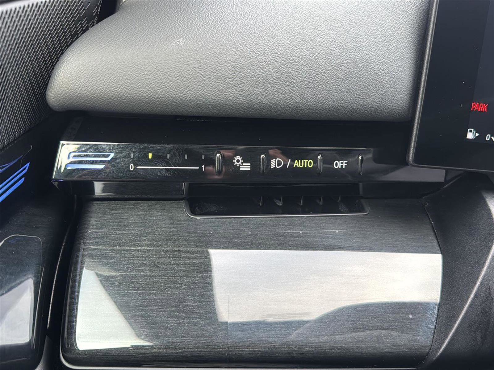 Used 2025 BMW 530i xDrive w/ Premium Package image 28