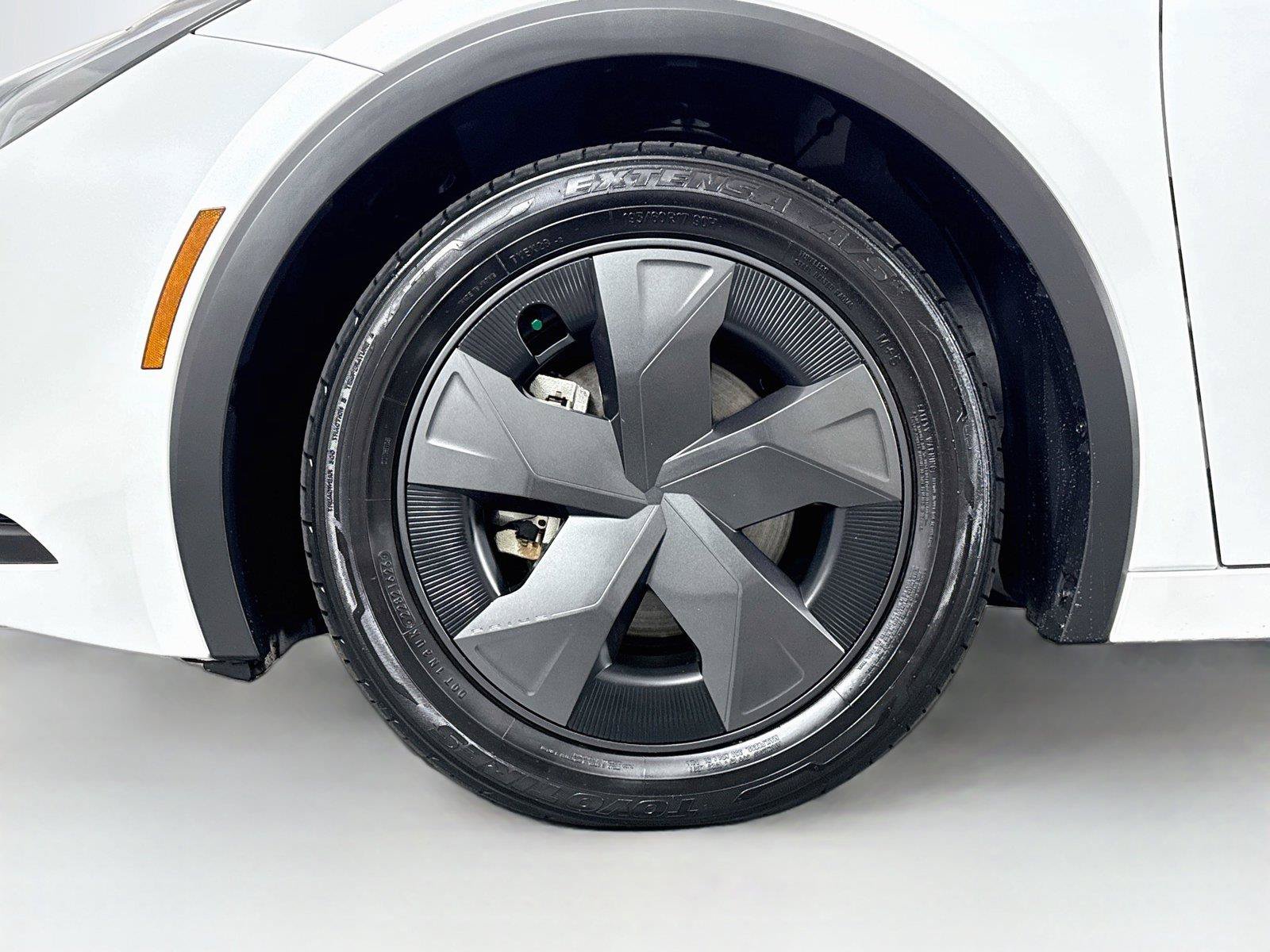Certified 2025 Toyota Prius LE FWD image 39