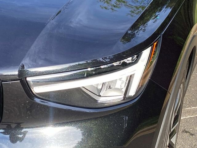 Used 2023 Volvo XC40 B5 Plus image 5