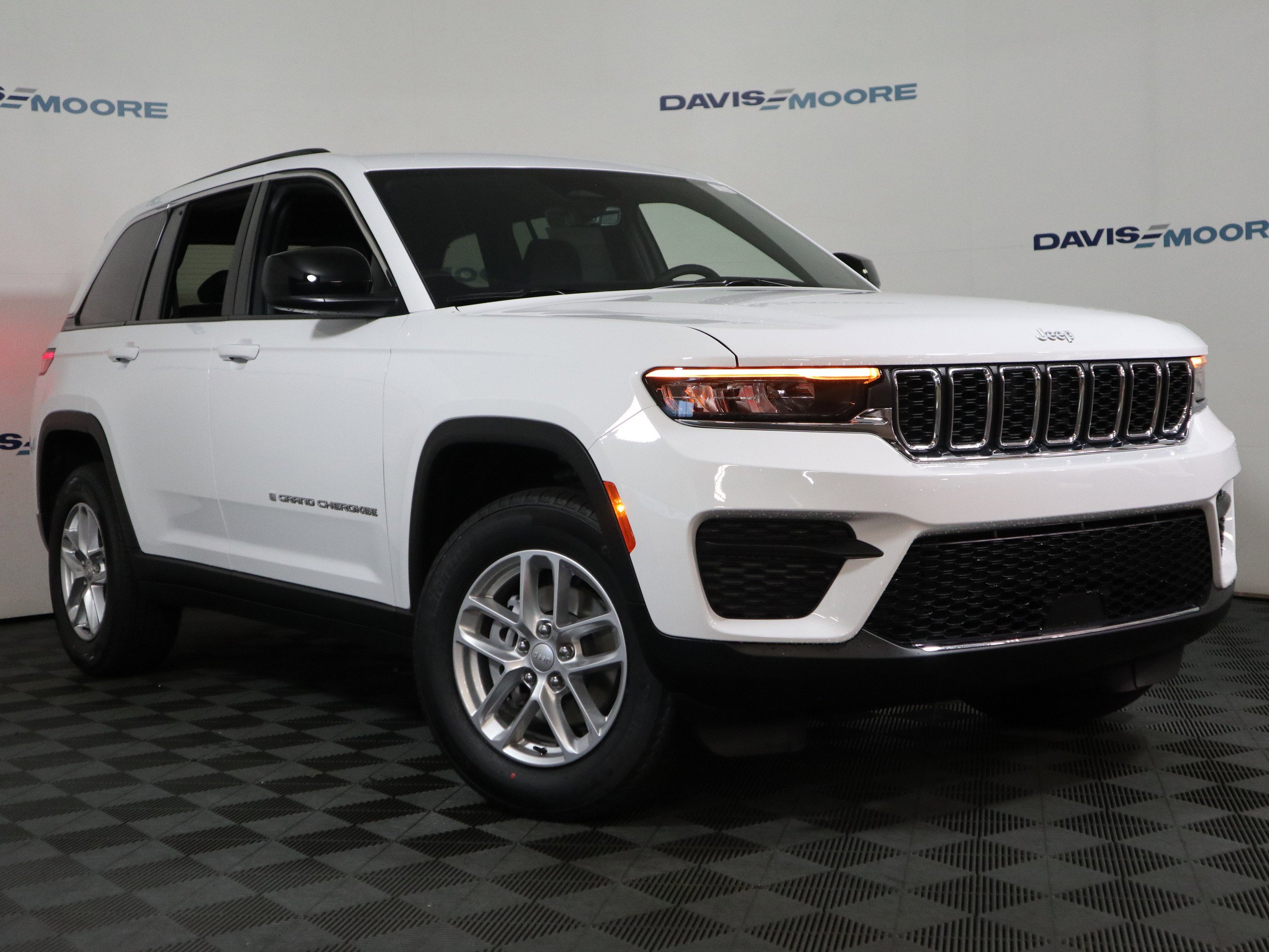 New 2026 Jeep Grand Cherokee Laredo X AWD/4WD image 2
