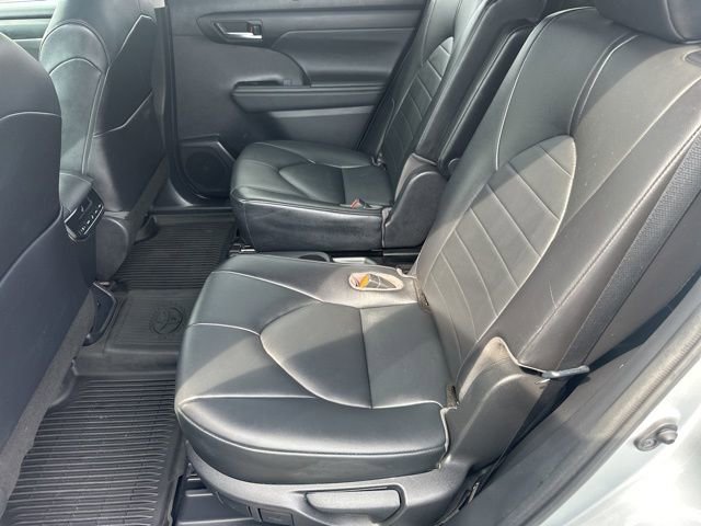 Used 2021 Toyota Highlander XLE image 28