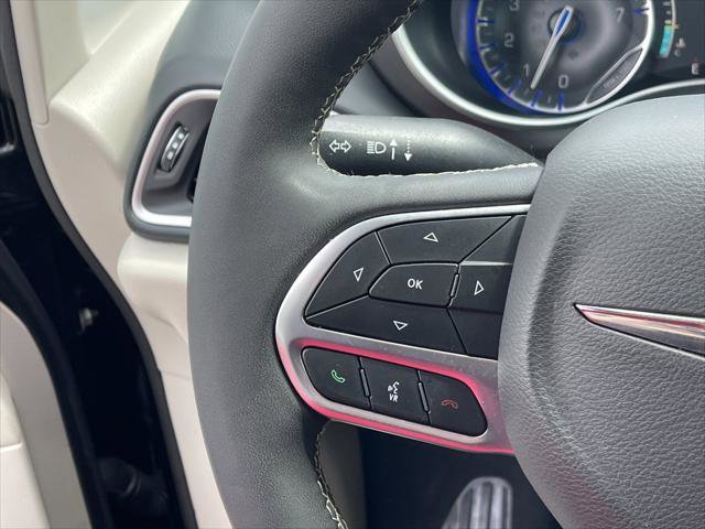 Used 2024 Chrysler Pacifica Touring-L image 27