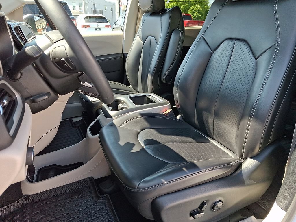 Used 2023 Chrysler Pacifica Touring-L FWD image 18