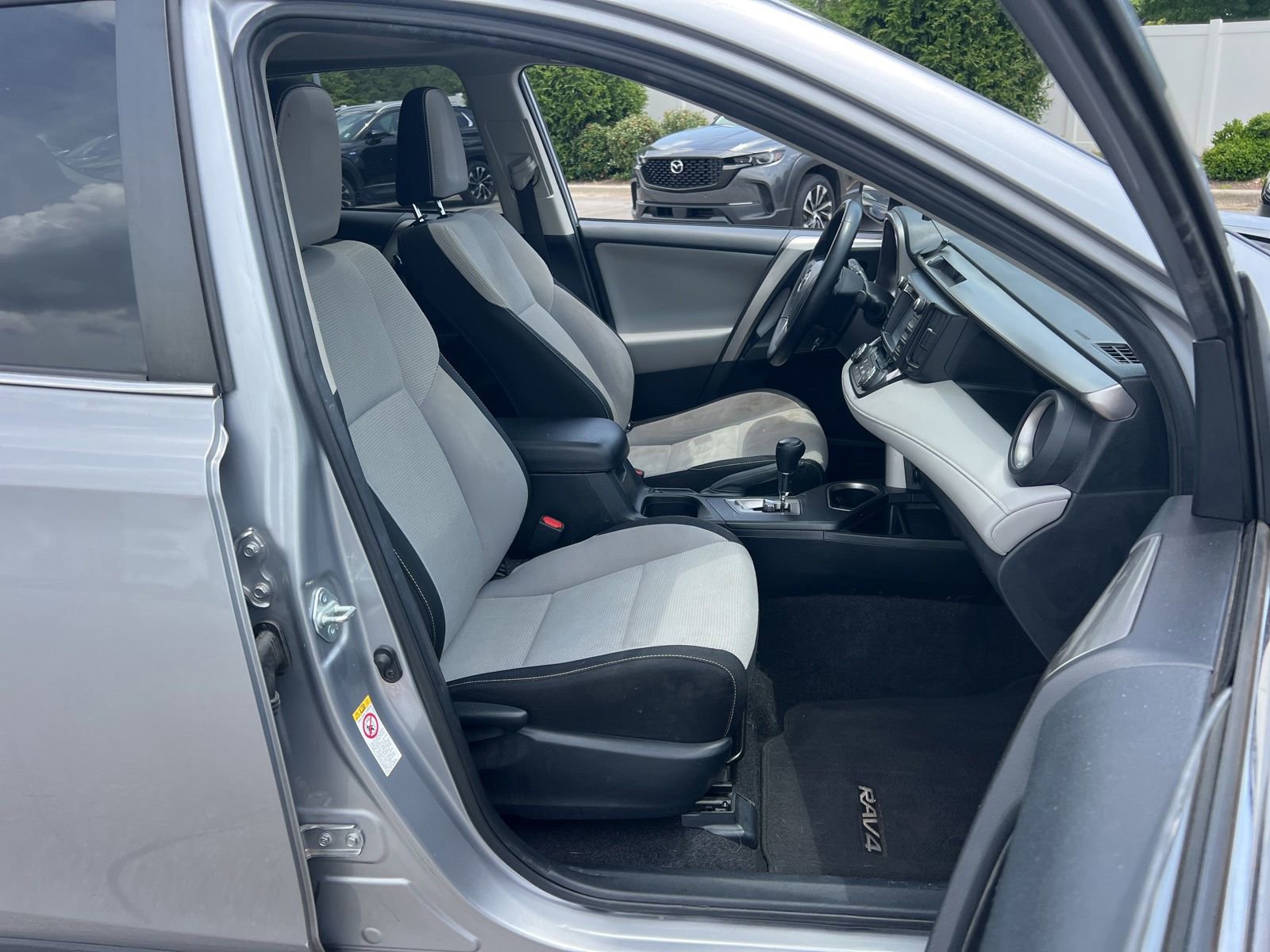Used 2017 Toyota RAV4 XLE AWD/4WD image 33