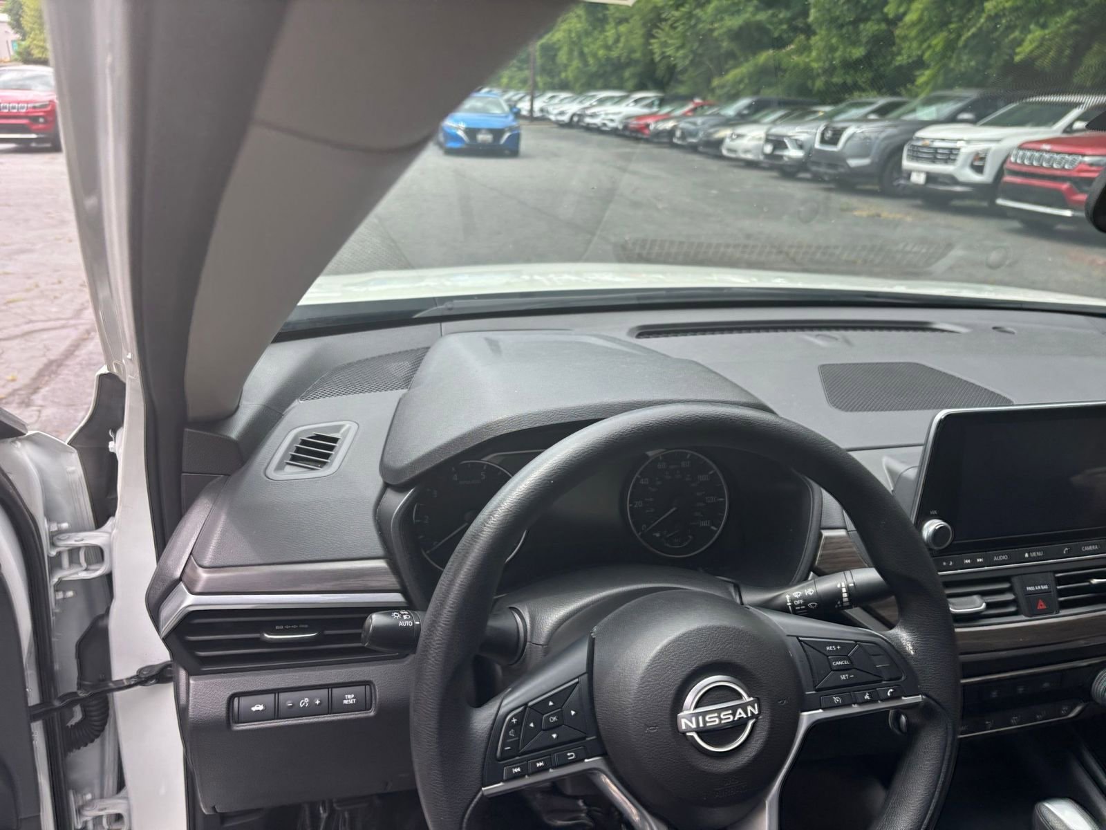 Used 2025 Nissan Altima 2.5 SV FWD image 29