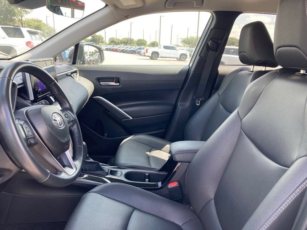 Certified 2025 Toyota Corolla Cross XLE FWD image 9