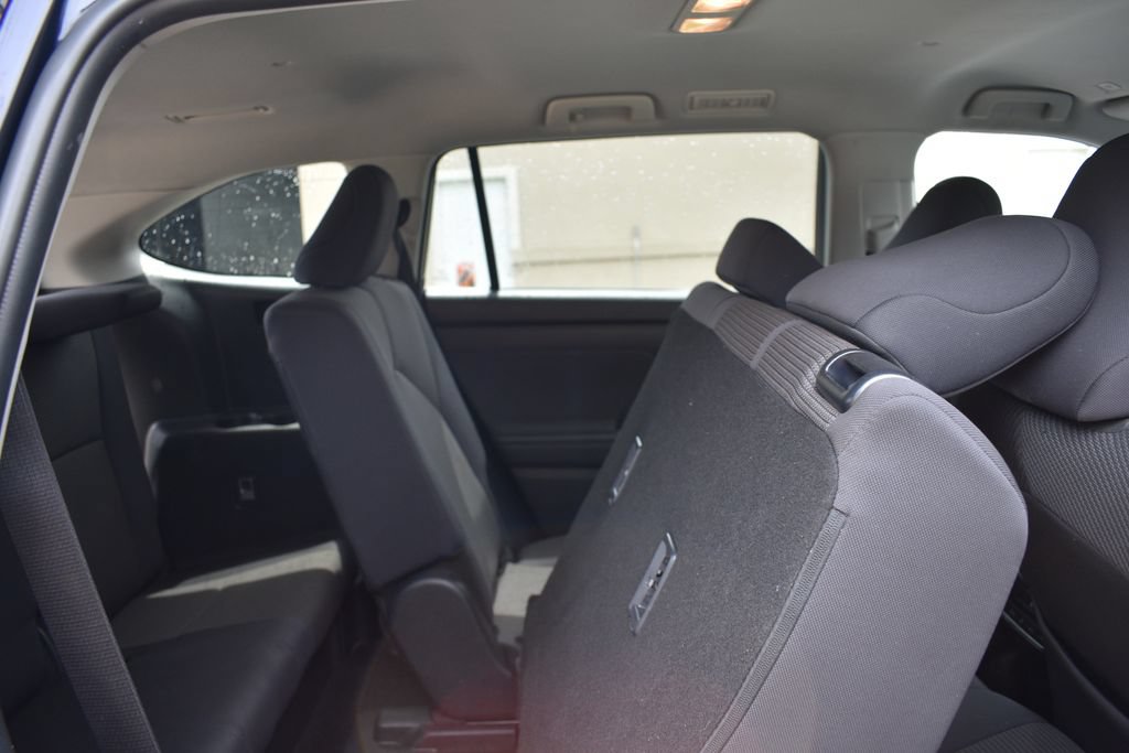 Used 2025 Toyota Highlander LE FWD image 30