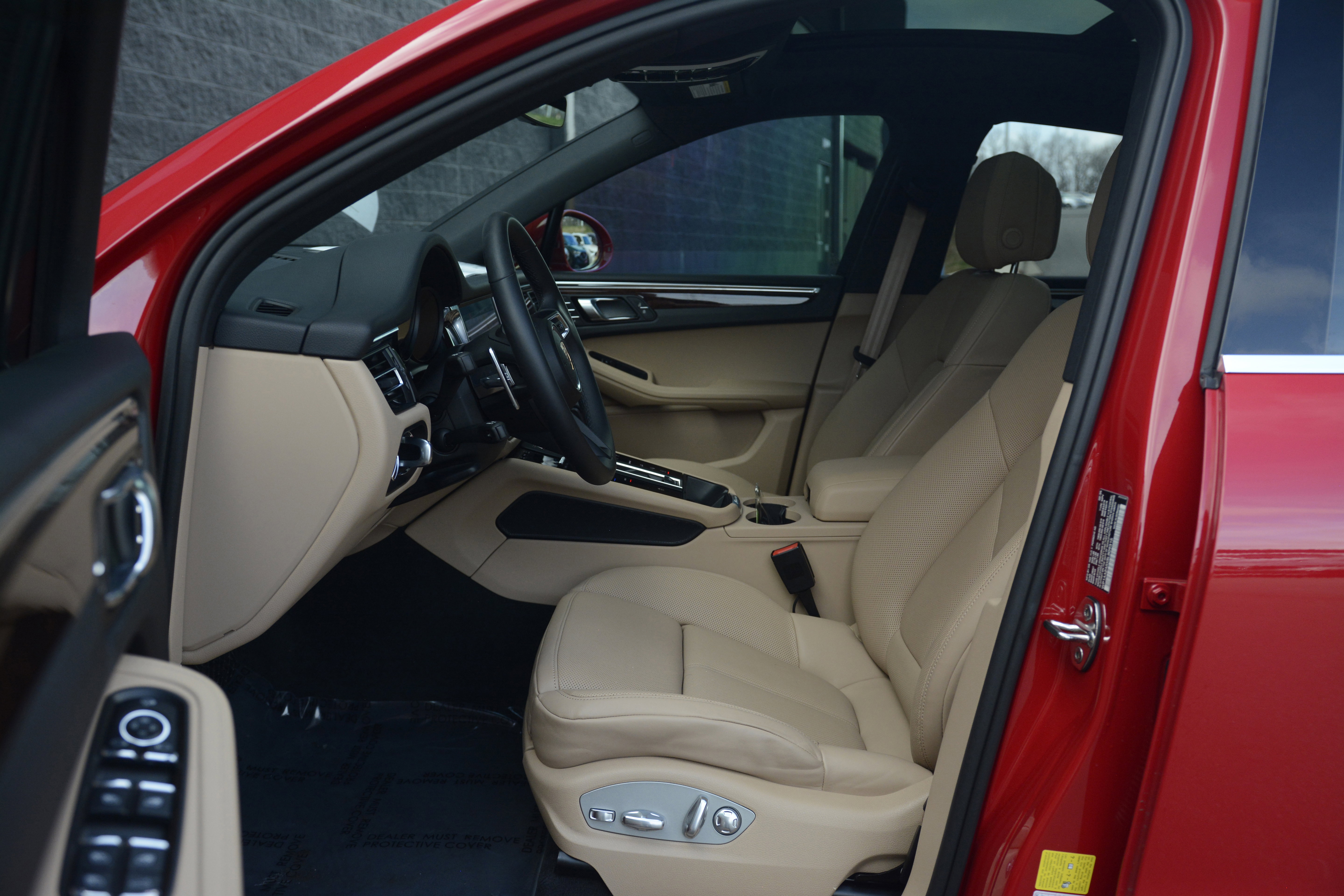 Certified 2025 Porsche Macan image 15