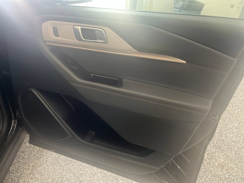 Used 2025 Ford Explorer Active AWD/4WD image 38