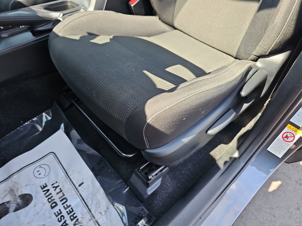 Used 2018 Toyota RAV4 XLE AWD/4WD image 32