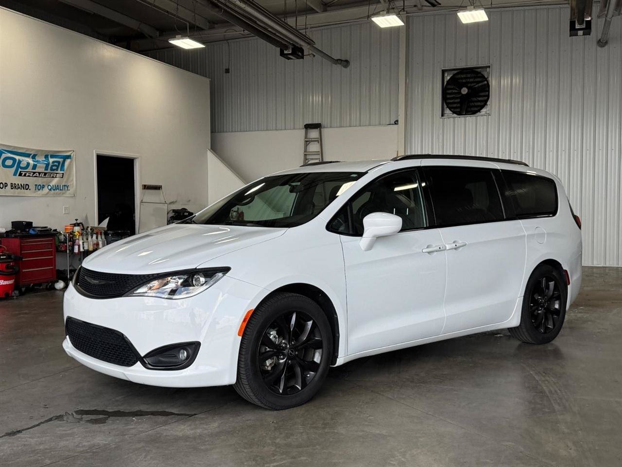 Used 2018 Chrysler Pacifica Touring Plus w/ S Appearance Package FWD image 30