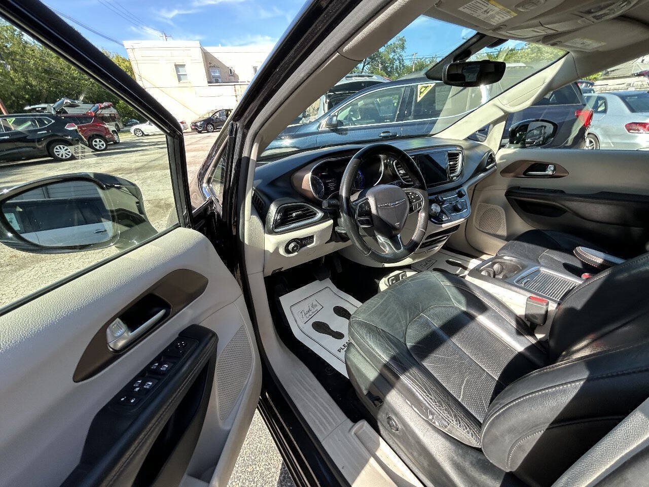 Used 2017 Chrysler Pacifica Touring-L Plus FWD image 6
