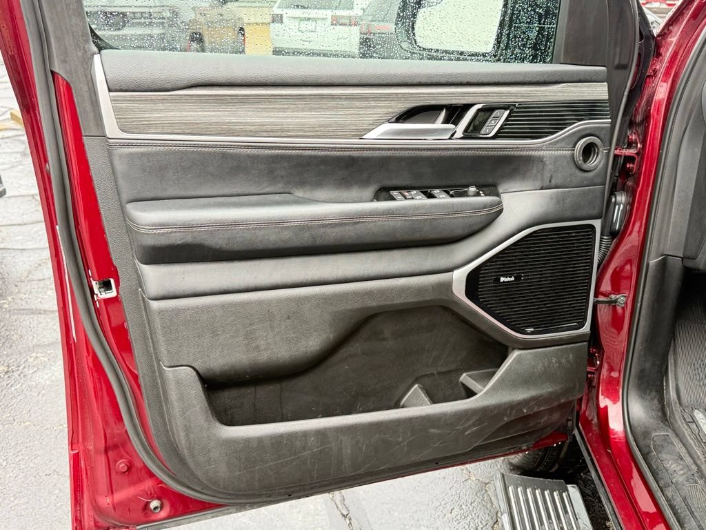 Used 2024 Jeep Wagoneer Series III w/ Premium Group I AWD/4WD image 17