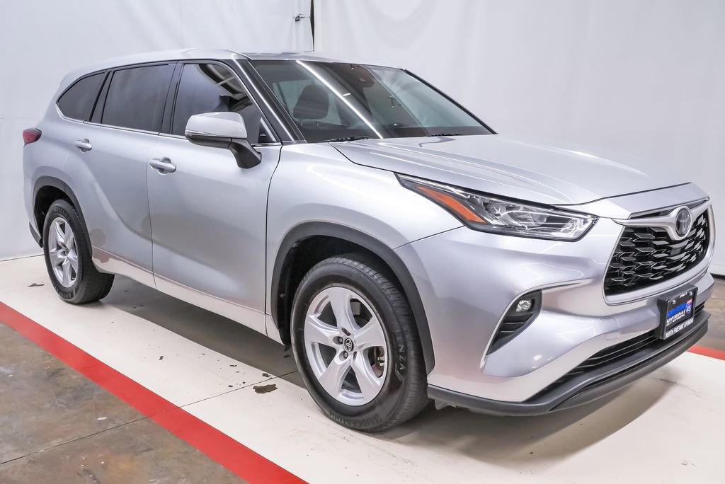 Used 2020 Toyota Highlander LE FWD image 5