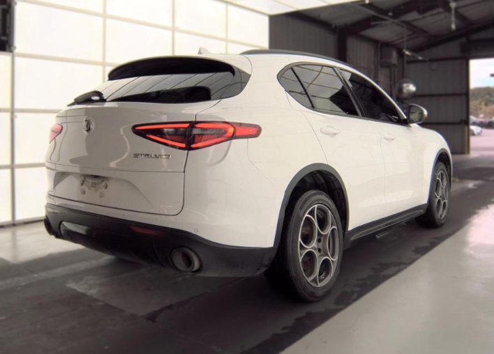 Used 2022 Alfa Romeo Stelvio Sprint RWD image 4