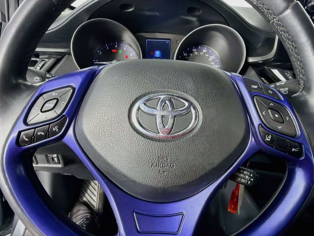 Used 2018 Toyota C-HR XLE FWD image 16