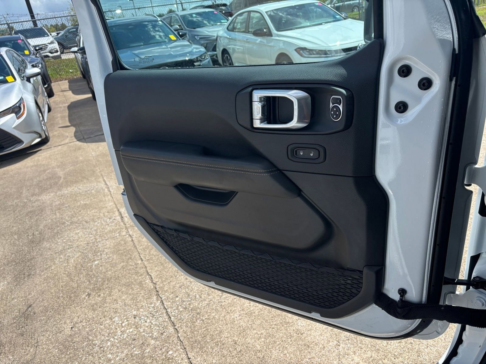 Used 2025 Jeep Wrangler Sahara image 20