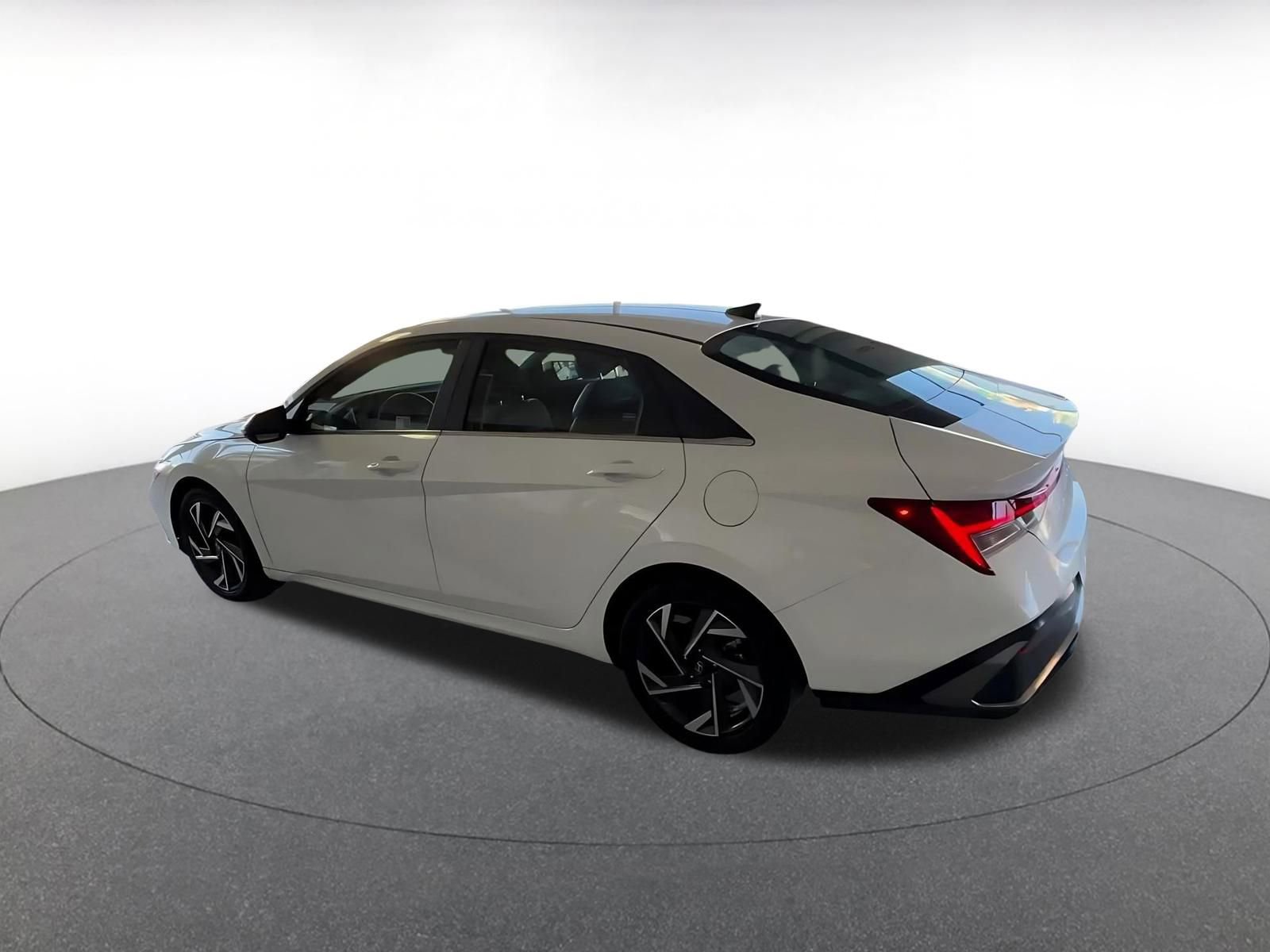 Used 2025 Hyundai Elantra Limited image 11